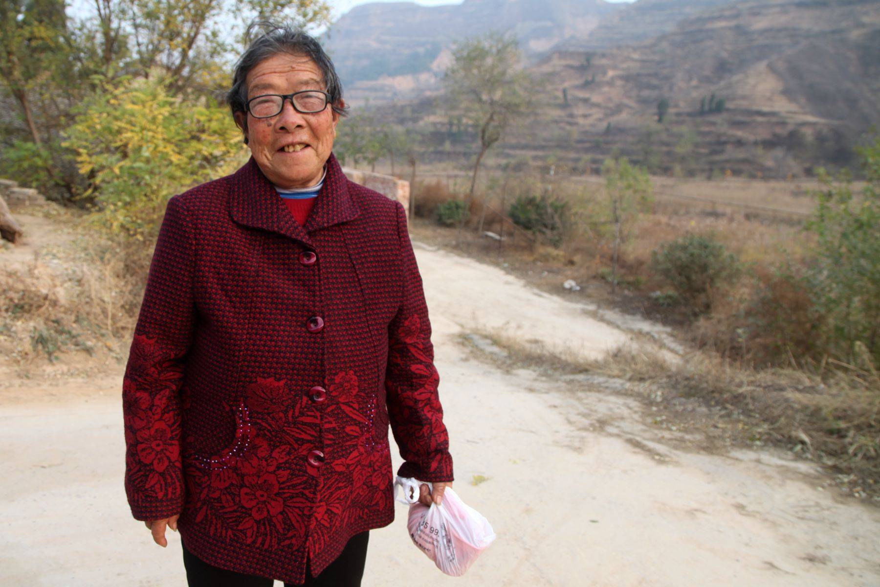70岁老人走山路给80岁嫂娘送对窝馍,背后故事太感人