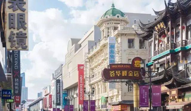 沈阳中街是沈阳最早的商业街,曾称四平街,有近400年历史(1625