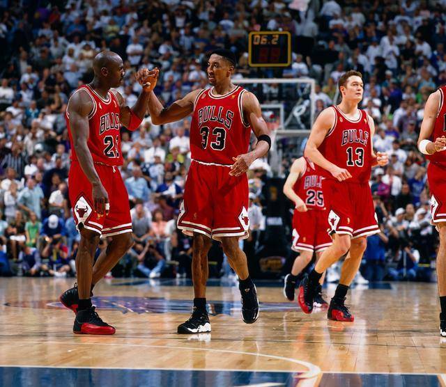 当时很多人都说是乔丹打下了公牛王朝,公牛在20世纪独树一帜,1998年