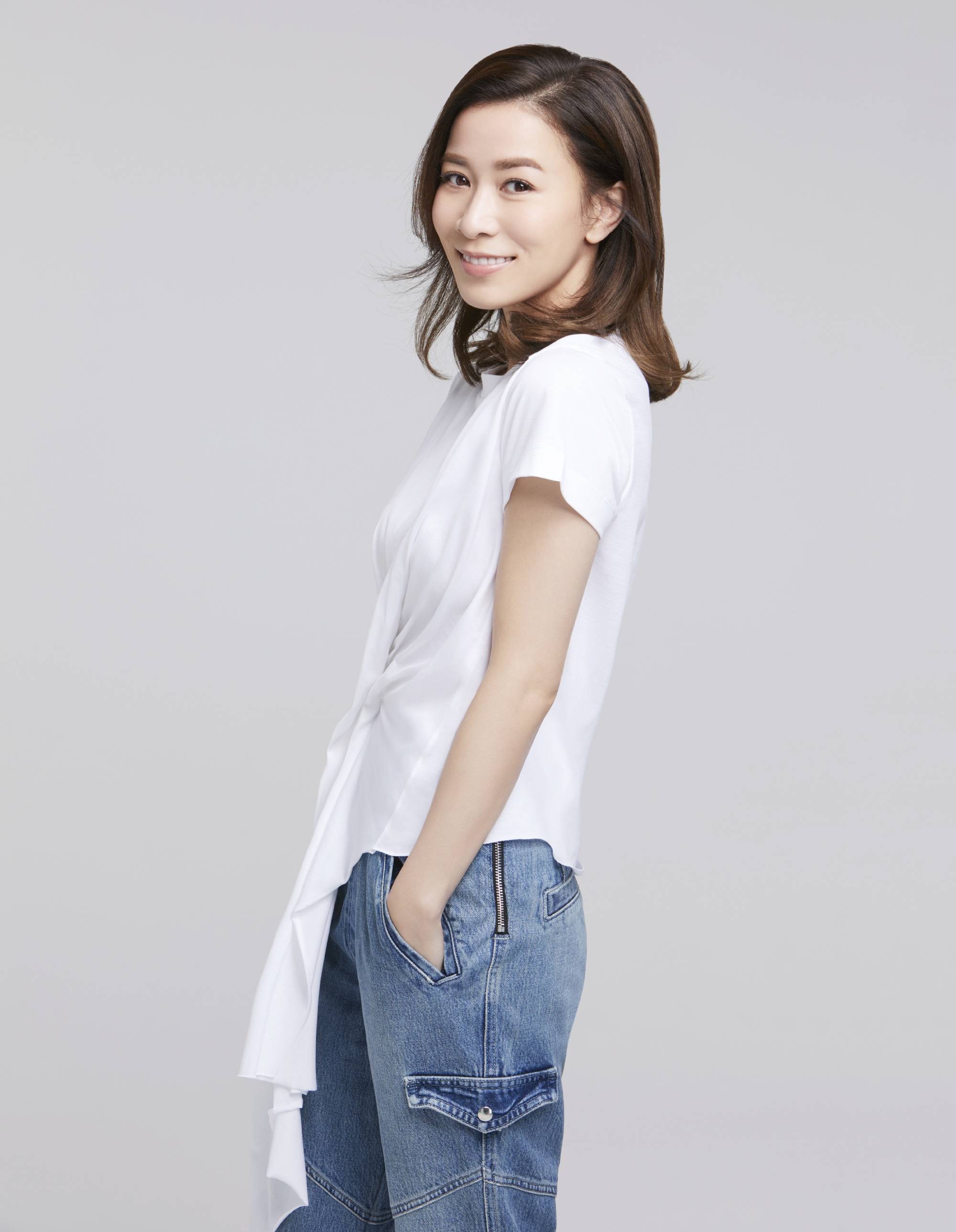 佘诗曼穿蓝色外套搭渔夫帽 戴链条耳饰时髦又高级