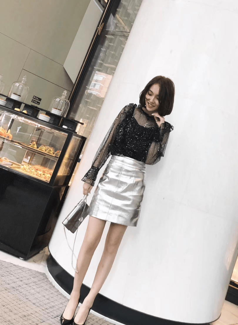 王玄宁携友人逛街晒自拍,心情大好