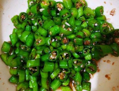 凉拌辣椒简单做法,掌握这1点,辣椒香脆鲜辣,拌面条夹馒头都行_口感