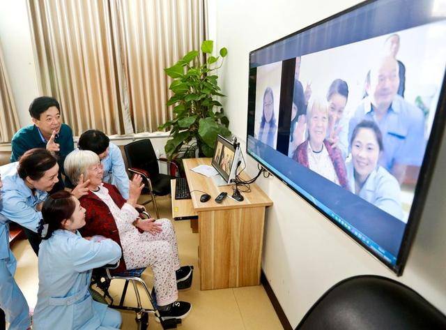 养老机构的护工数量短缺,流失率畸高,且多数是50岁上下的来自农村的