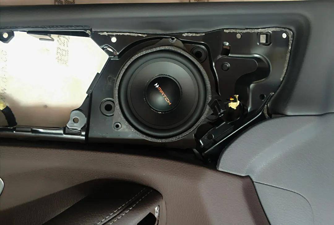 80多万的全新奔驰gle450全车音响升级德国match