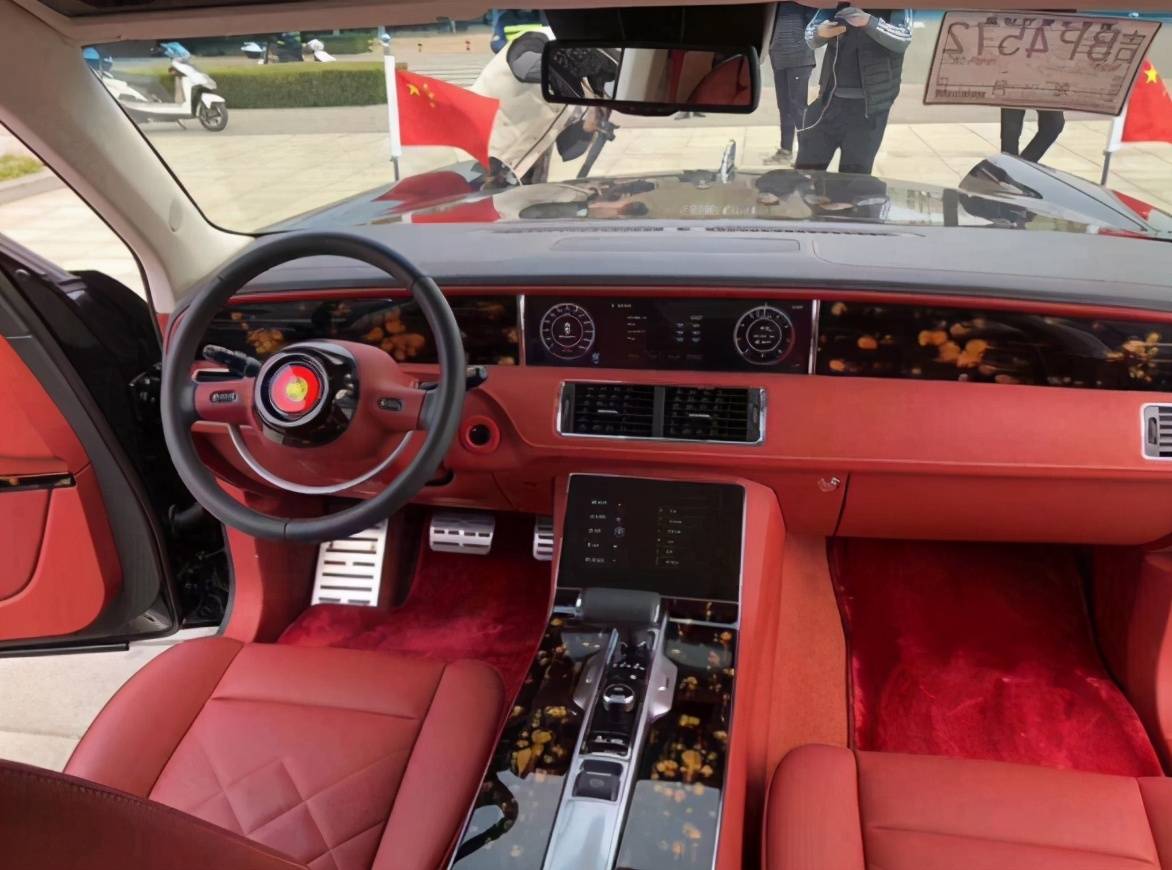 中国红内饰,视觉效果和乘坐感都极佳,倘若能开上红旗l5的话也