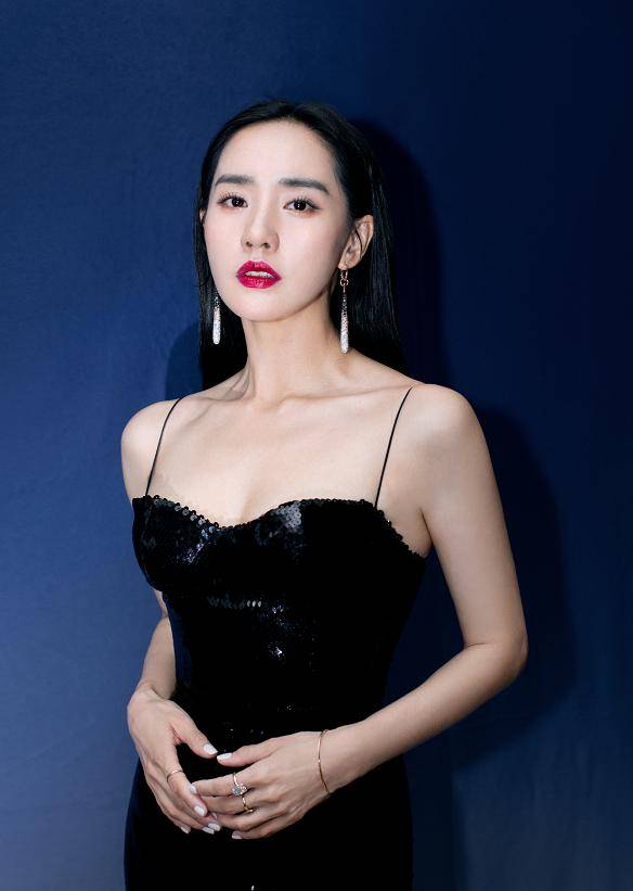 王智这锁骨绝了!细吊带亮片裙尽显身材,有点韩国姐姐的味道