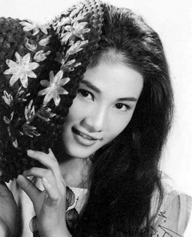 年轻时出道后,郑佩佩曾出演过《大醉侠》《金燕子》,仅凭照片就可以