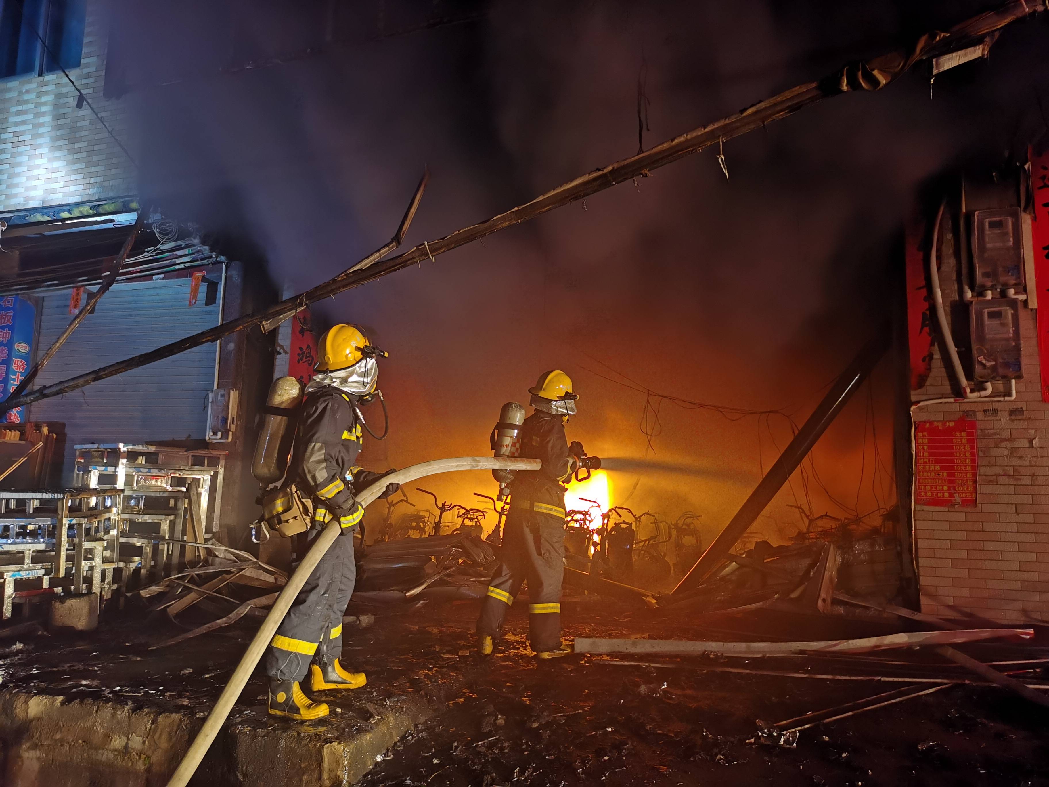 广东茂名一五层民房着火2人被困火场消防员徒手拎出多个煤气瓶救人