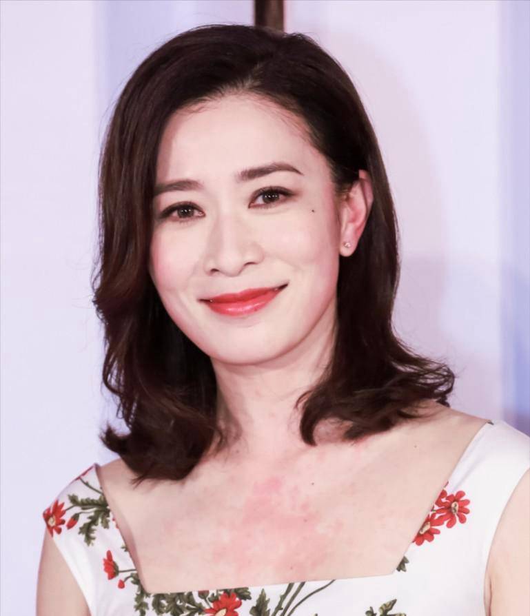 佘诗曼已经43岁了?穿一身碎花裙出席活动,依旧美得忘了年龄_肌肤