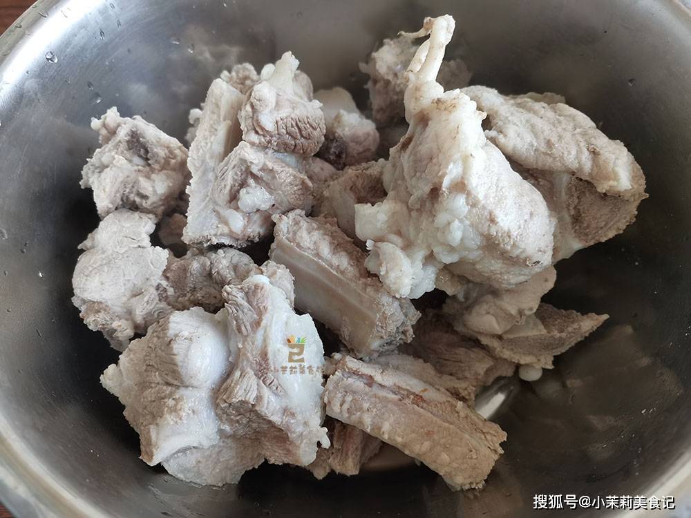 燉排骨時,最忌直接焯水,多加一小步,排骨軟爛入味,不腥也不柴