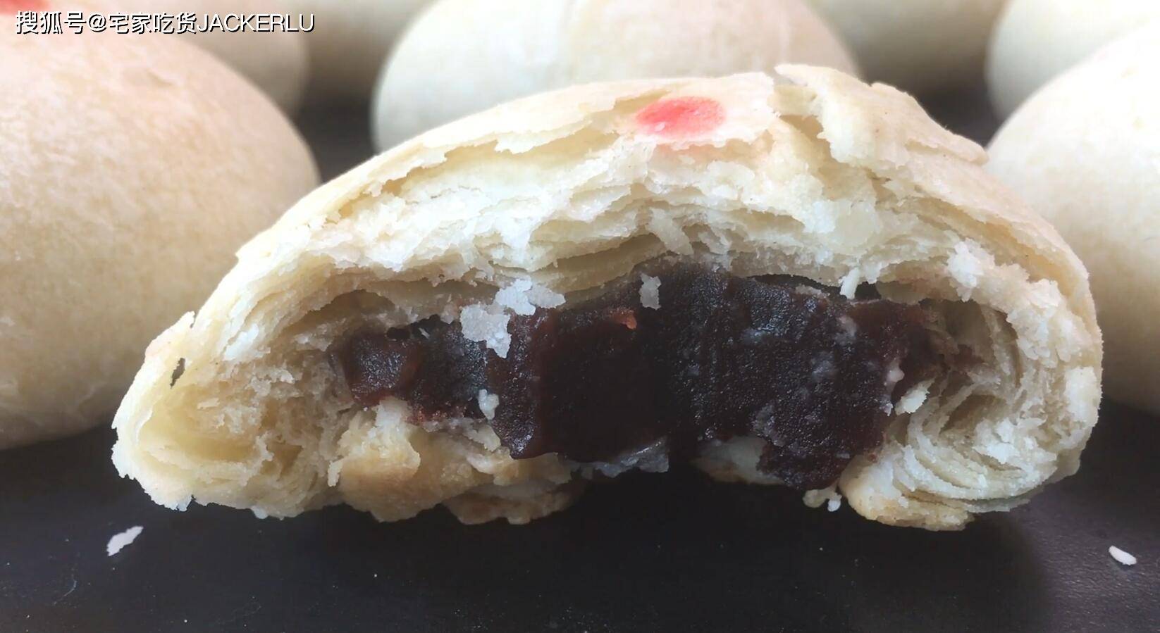 苏式豆沙月饼层层酥脆一口下去甜蜜满满特别好吃