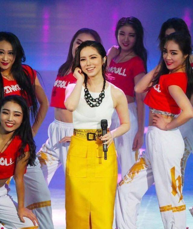 原创厉害了邓紫棋一袭黄色开叉半身裙美翻了遇上杨幂也不怕