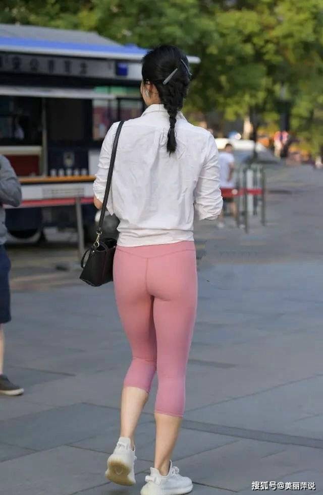 美女街拍:"婴儿肥"的女性,不要过度依赖健美裤,白白浪费了自身优势