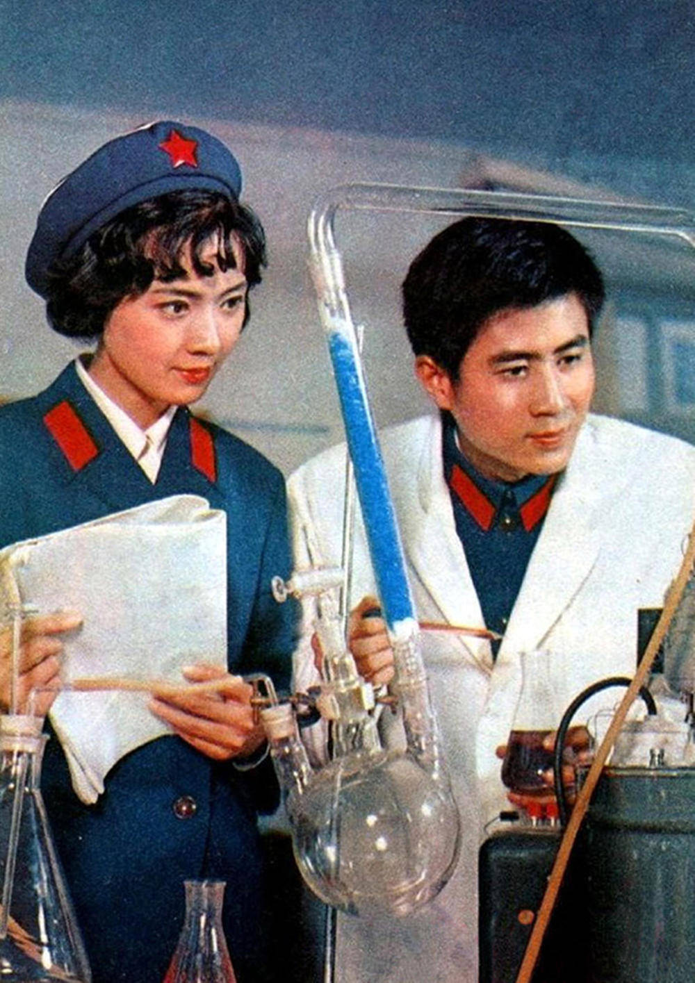 1970年,龚雪中学毕业后到江西农村插队落户,1973年穿上军装当了一名