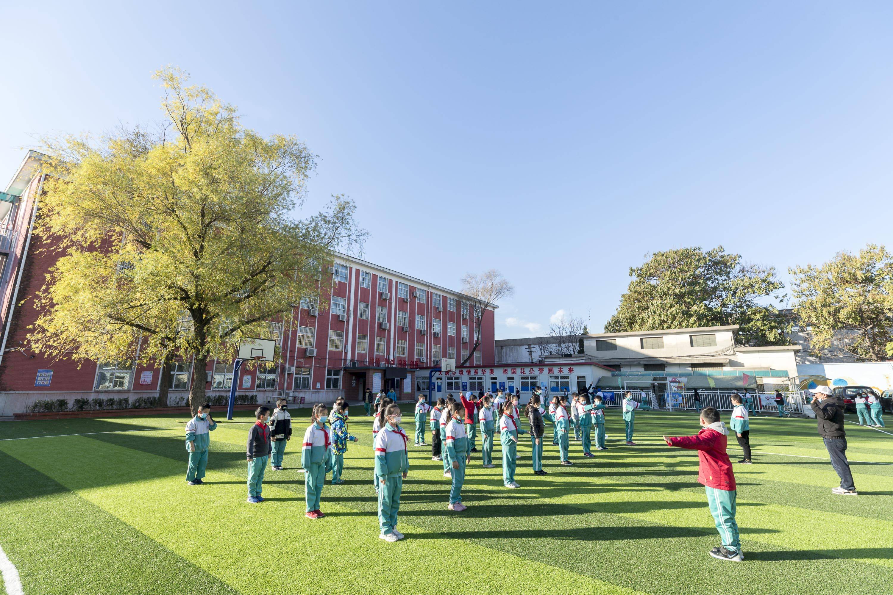 宝马爱心基金资助"bmw童悦之家"留守儿童学校足球场