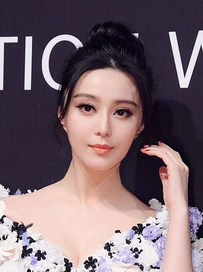 39岁范冰冰出席活动造型翻车,妆容惨白很突兀,发际线也很奇怪