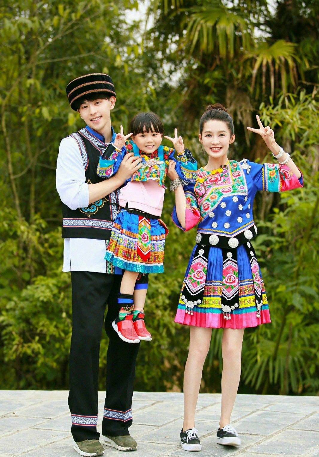 邓伦李沁情侣头像模板甜蜜同框出境被旁边的小娃娃萌到了