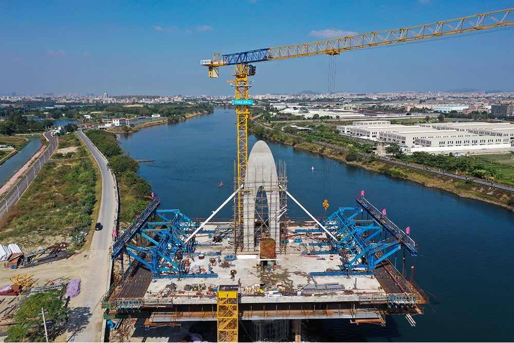 捷报!汕北大道新津河特大桥主桥塔梁同步施工,主桥首对斜拉索成功挂设