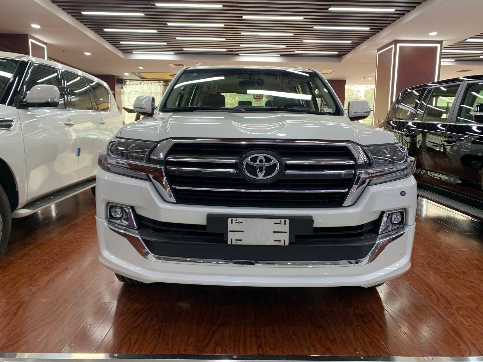 20款丰田兰德酷路泽5700顶配采用了全球首创的crawlcontrol技术.