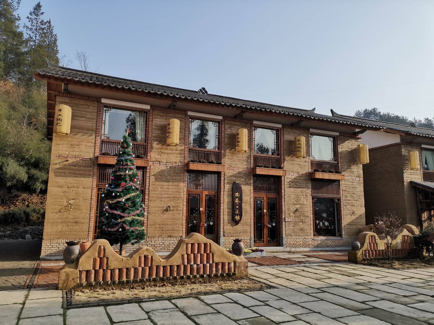 夯土小镇泥土气息中的华硕之花浙江千弘