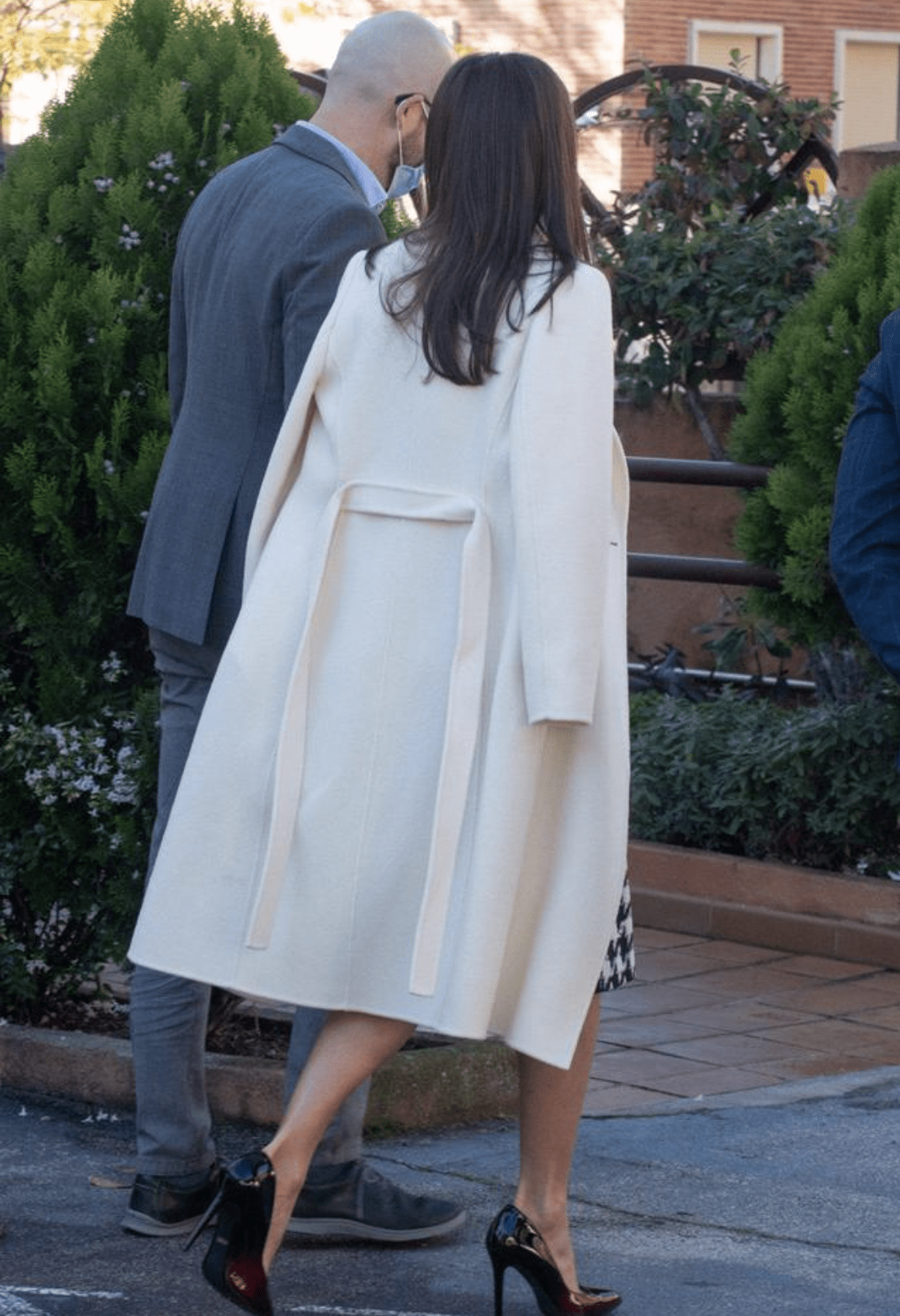 千鸟格元素再临时尚西班牙王后完美演绎外披白风衣气场逼人