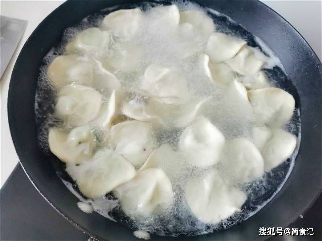 原創煮餃子時沸水下鍋就錯了牢記這3點餃子不破皮不露餡