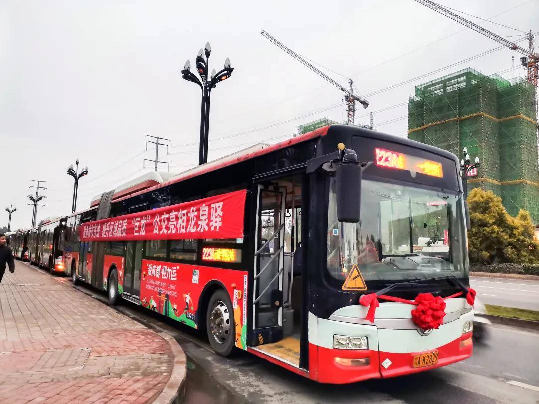 18米"巨龙"公交亮相,一趟可载200人!