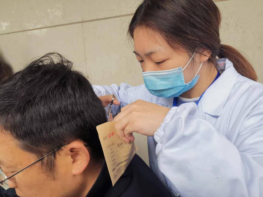 工作人员严格按照公安部《吸毒人员毛发样本检测规范》的规定,登记