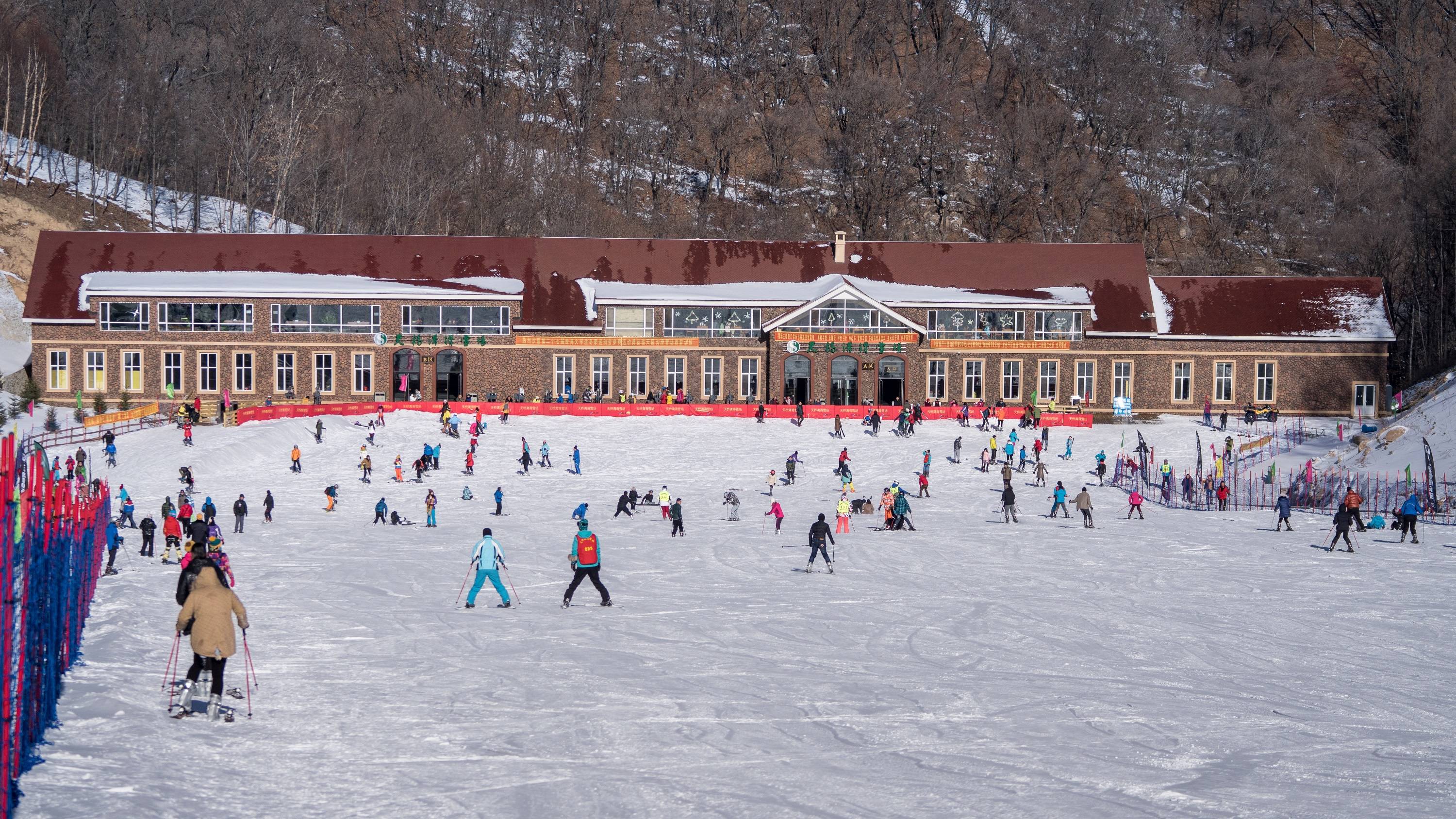 位于辽宁省丹东市的天桥沟滑雪场,将于11月28日开放初级雪道,还没有