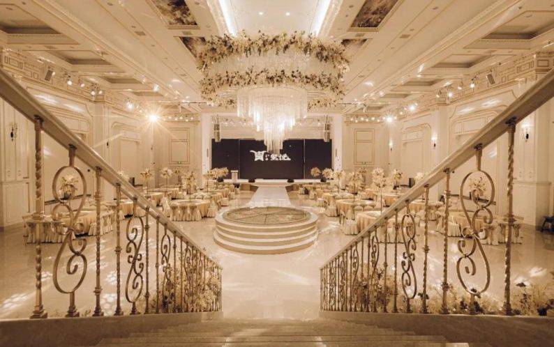 婚礼堂发布投资上亿2万多方8大十米无柱挑高宴会厅