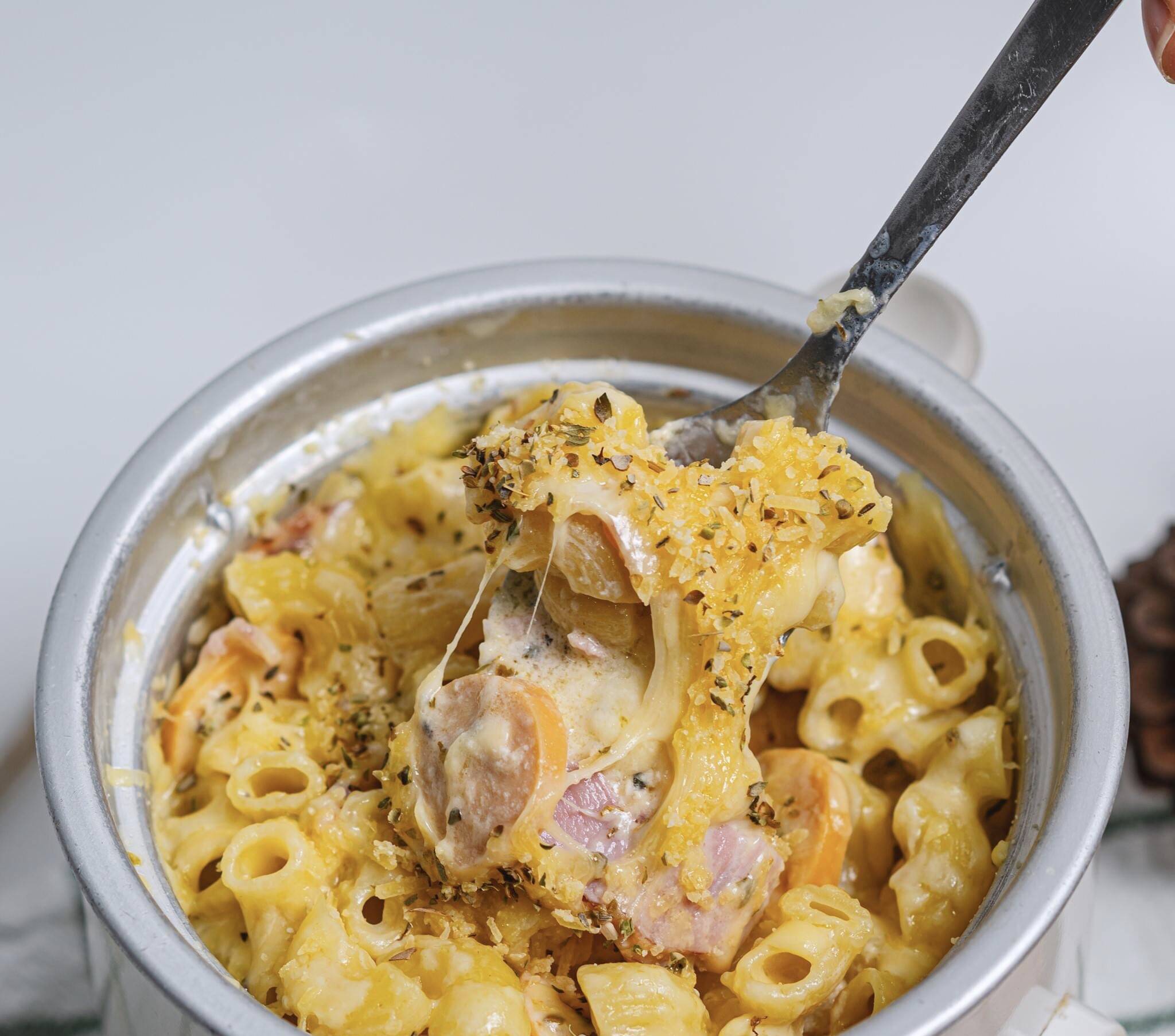 一起用电饭锅做一个奶酪培根香肠意大利面