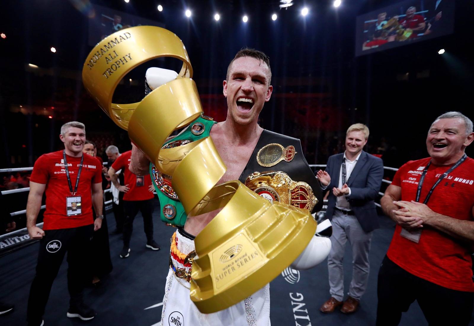 史密斯认为阿瓦雷兹优势级别是中量级超中量级没人能击败自己