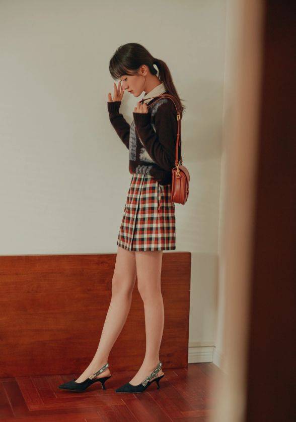 原创爱情公寓的最美龙套看袁冰妍穿上格纹短裙这身材谁不羡慕
