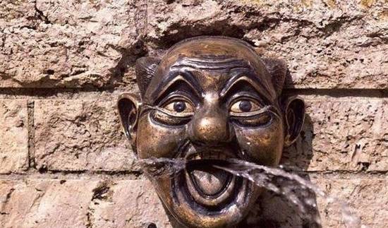 小伙基本白卷,我跟他说:老师坐这是不是影响你发挥了,他会意的点点头