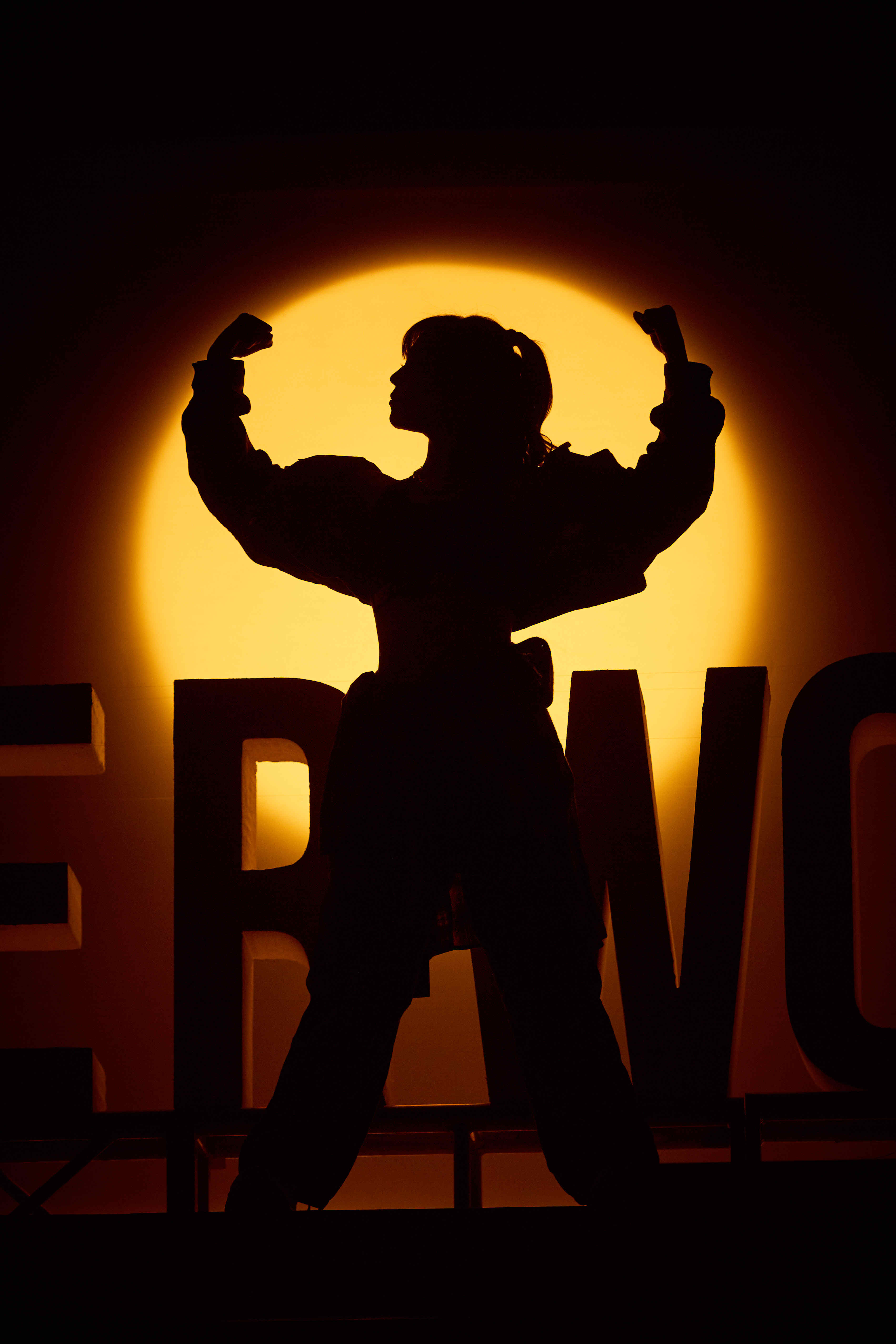 华承妍化身超人释放能量