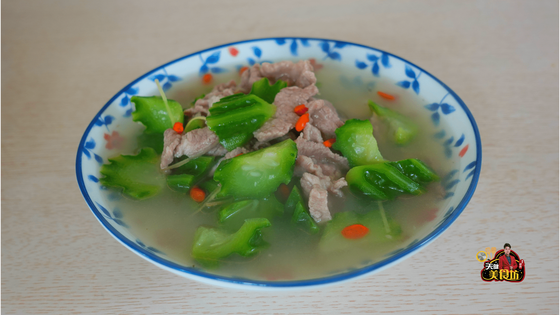 瘦肉丝瓜汤怎么做好吃?广东大厨教你这样做,汤鲜味美,营养丰富_肉片