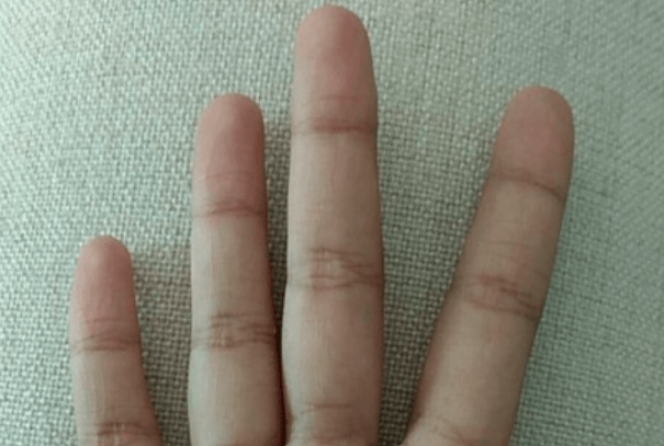 "两指不碰头,夫妻难白头",注定一生必嫁二夫,命苦的手相