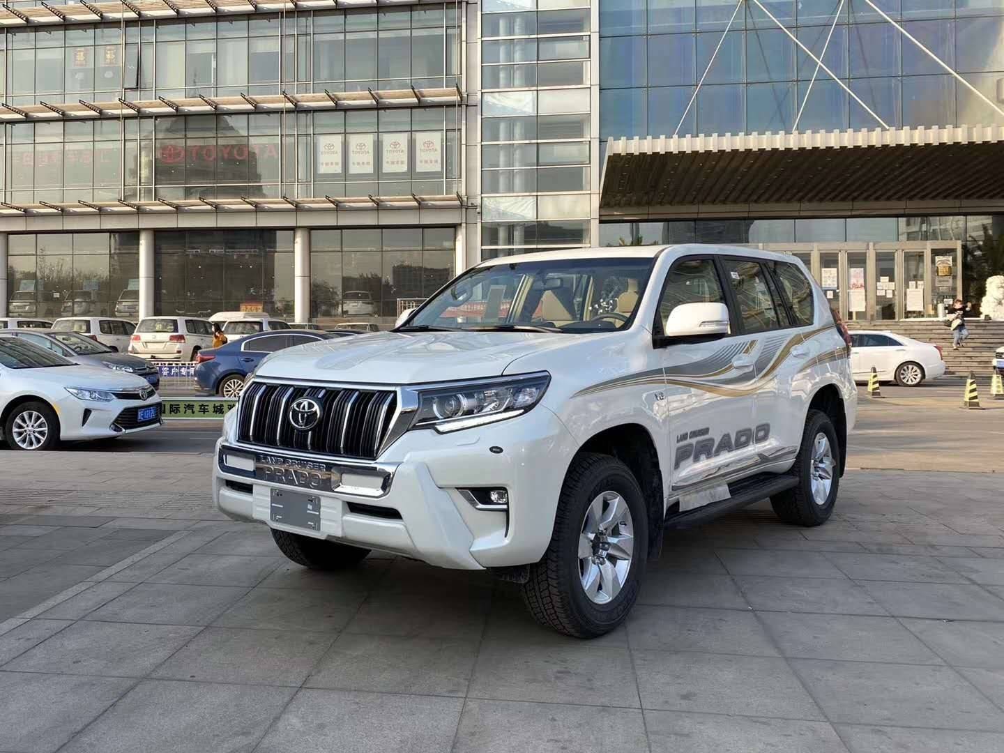 2020款丰田霸道4000新车前脸总体凸显彪悍与霸气,锋利的前大灯(led)与