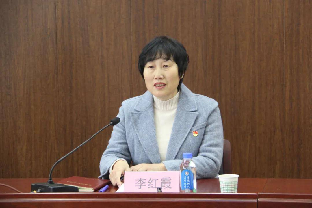 市委教育工委专职副书记,市教育局党组成员李红霞主持会议会上,新康