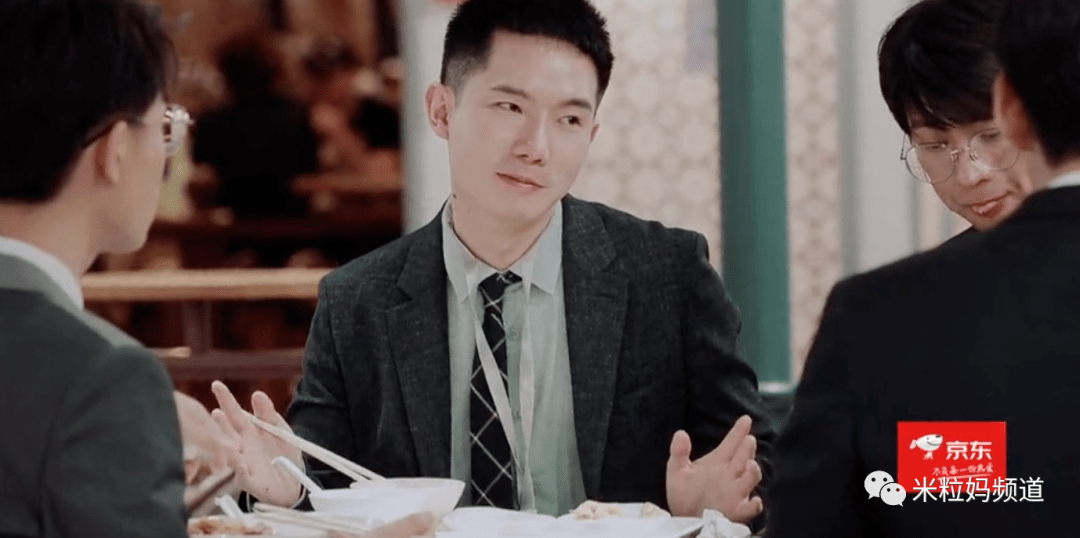 然后王骁也只回以一个欠欠的表情,哈哈