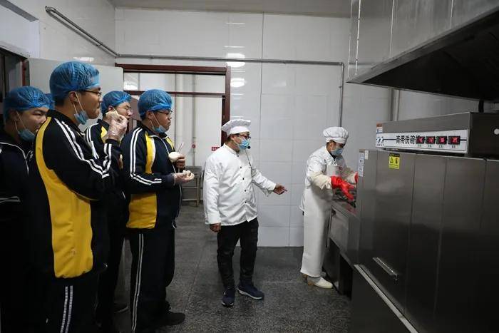 衡水二中餐厅邀学生参观提高服务质量