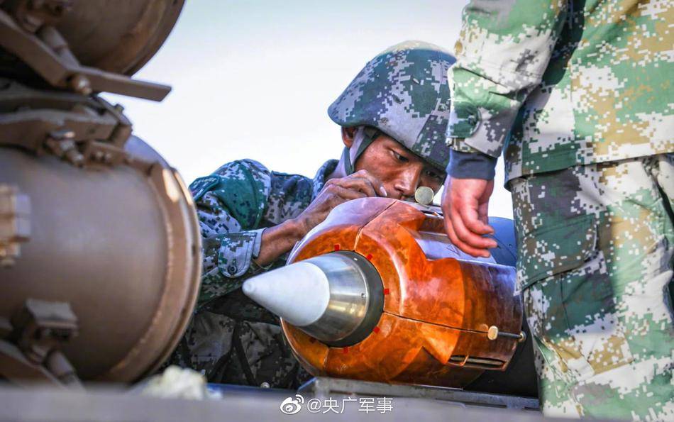 万箭齐发!东部战区陆军火箭炮分队齐射瞬间