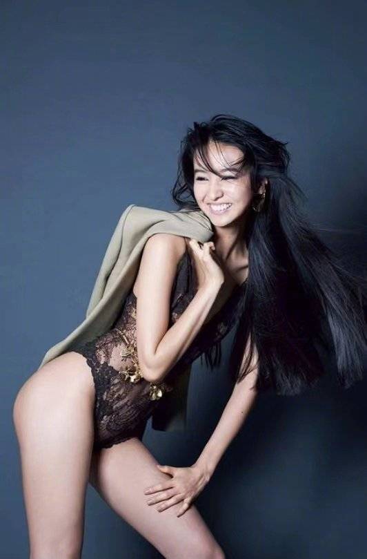 木村拓哉17岁女儿性感写真惹争议,裸上身秀好身材