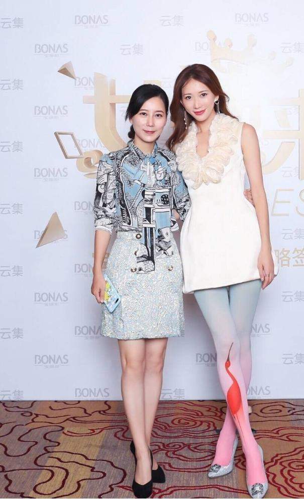 林志玲久违现身,穿白色连衣裙大秀s曲线,46岁"媚"到骨子里