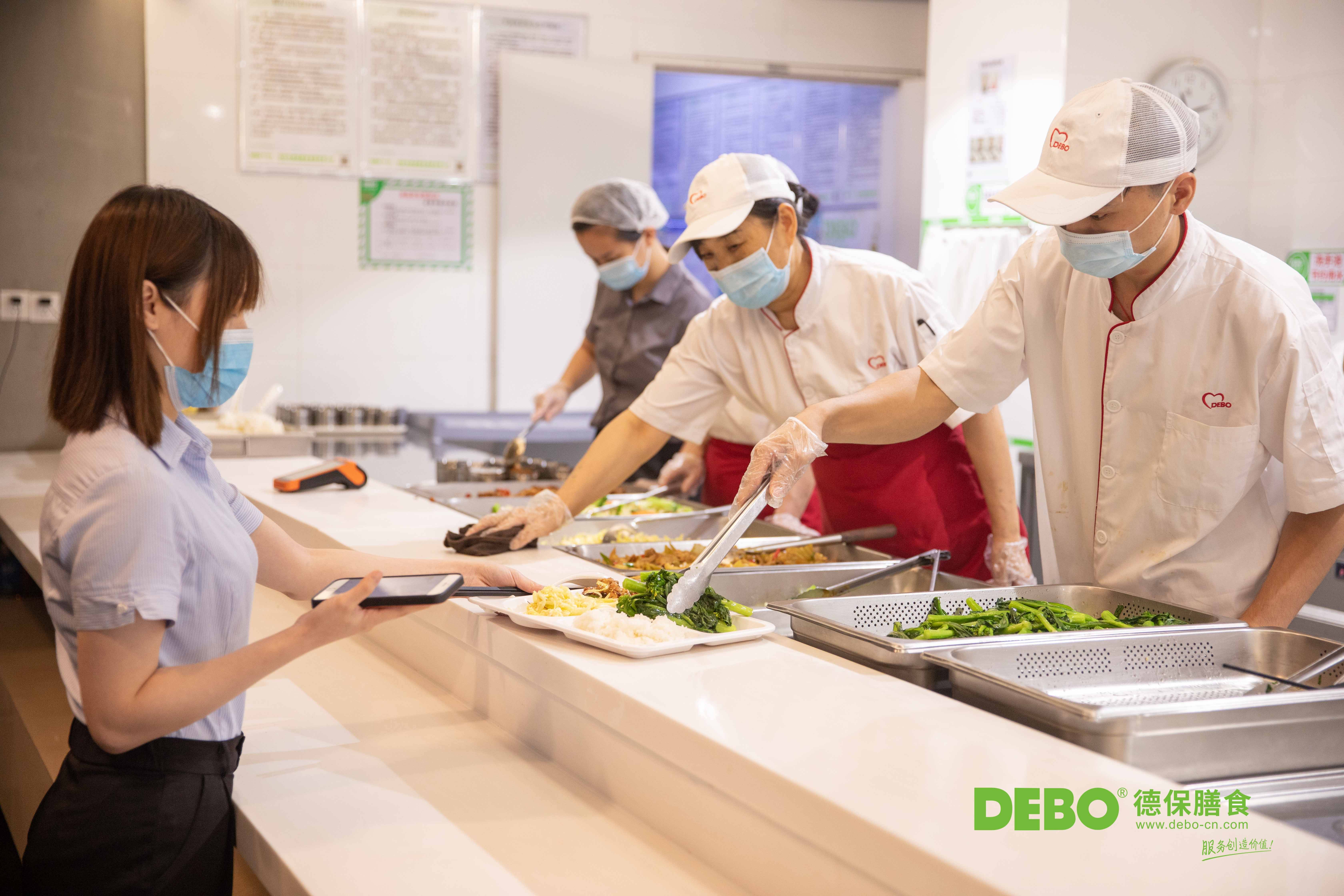 浦发银行员工代表走进食堂零距离感受德保明厨亮灶