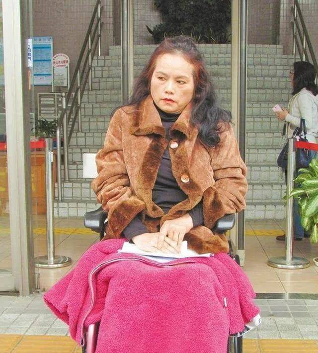 大红歌后瘫痪40年,被父母榨干家产,被前夫欺骗婚姻,今生活凄惨_李佩菁
