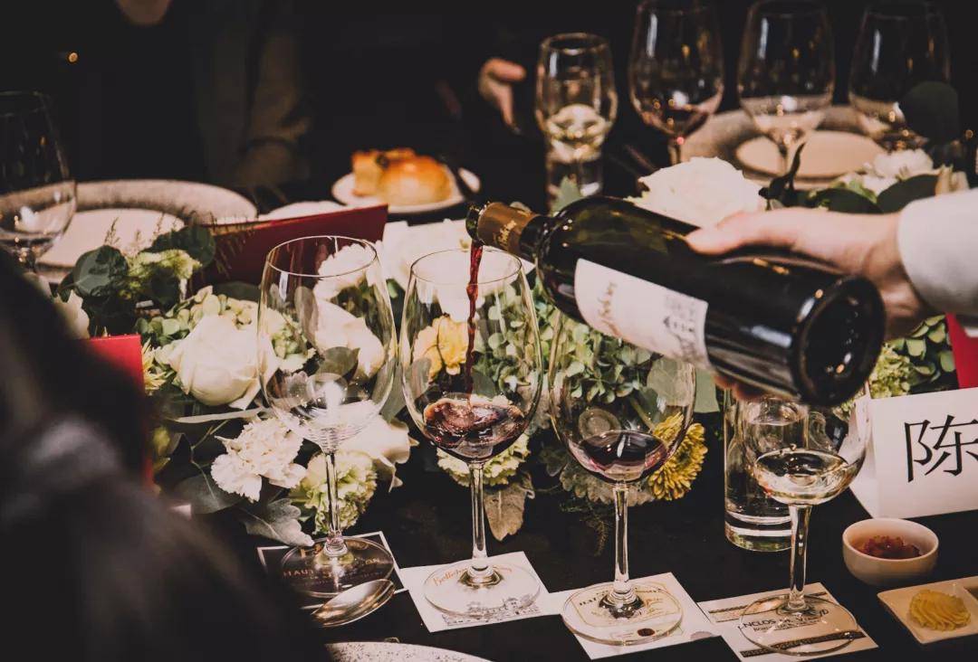 西安威斯汀大酒店在圣诞点灯仪式的伴随下,开启与"塔"相约的红酒晚宴