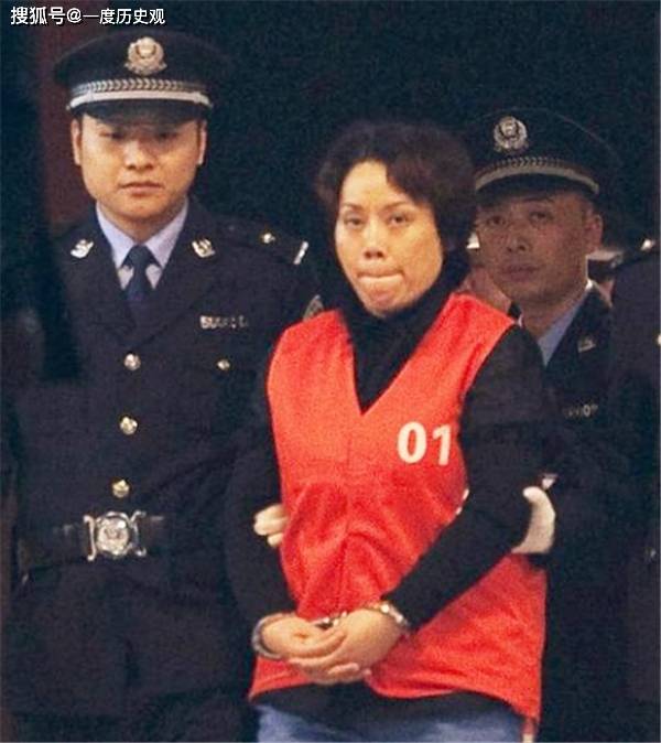 她被称为"现代武则天",同时坐拥16个年轻男子,只为一时享乐_谢才萍