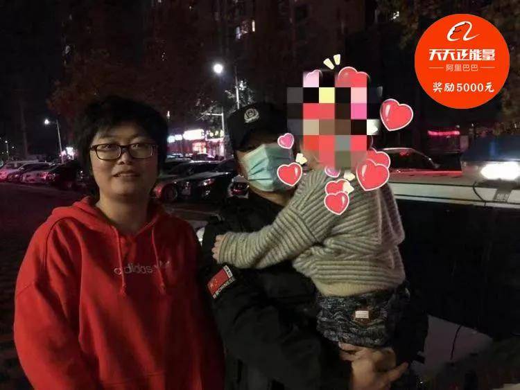 3岁娃寒夜独闯街头陌生女子搭讪未果强行抱起监控曝光获怒赞