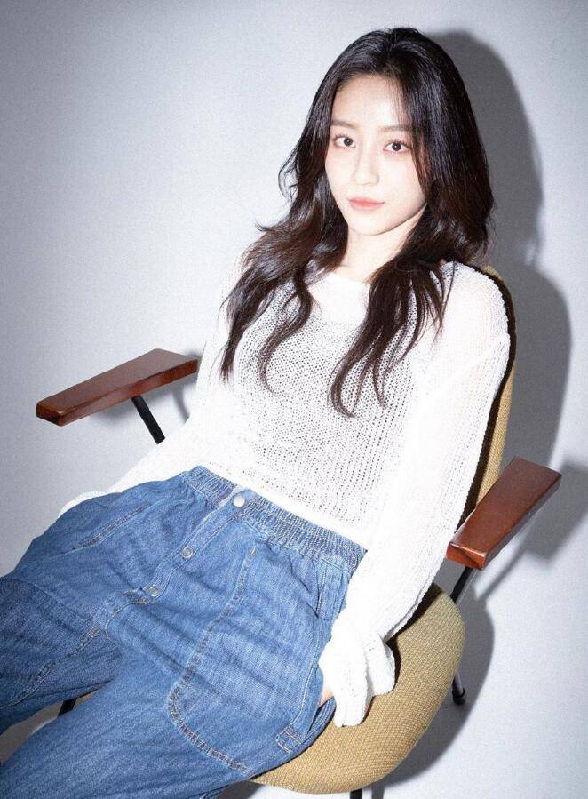 23岁已出道11年 有着洋娃娃般美貌 可甜可a的穿搭范本_牛仔裤